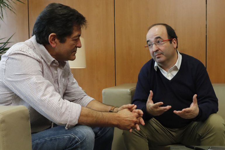 El presidente de la gestora del PSOE, Javier Fernández (i), y el primer secretario del PSC, Miquel Iceta (d), durante la reunión que mantienen hoy en la sede de la calle Ferraz para debatir sobre la relación que deben mantener ambas formaciones.