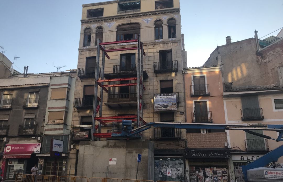 El edificio de la Casa de los Catalina apuntalado para respetar la fachada.