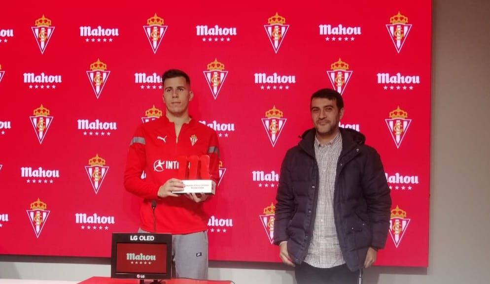 Christian Rivera recoge el trofeo Jugador Cinco Estrellas del Sporting del mes de octubre.