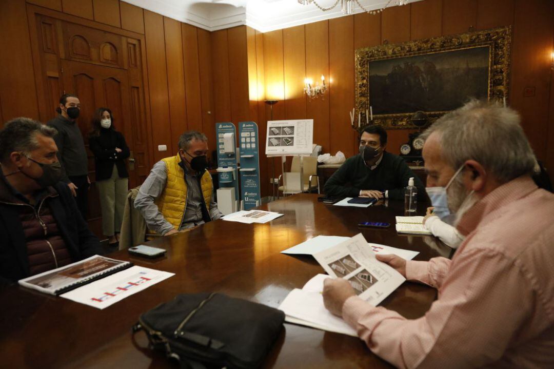 Reunión entre el alcalde, José María Bellido; el presidente del IMDECO, Manuel Torrejimeno; y representantes de los vecinos del distrito Sur