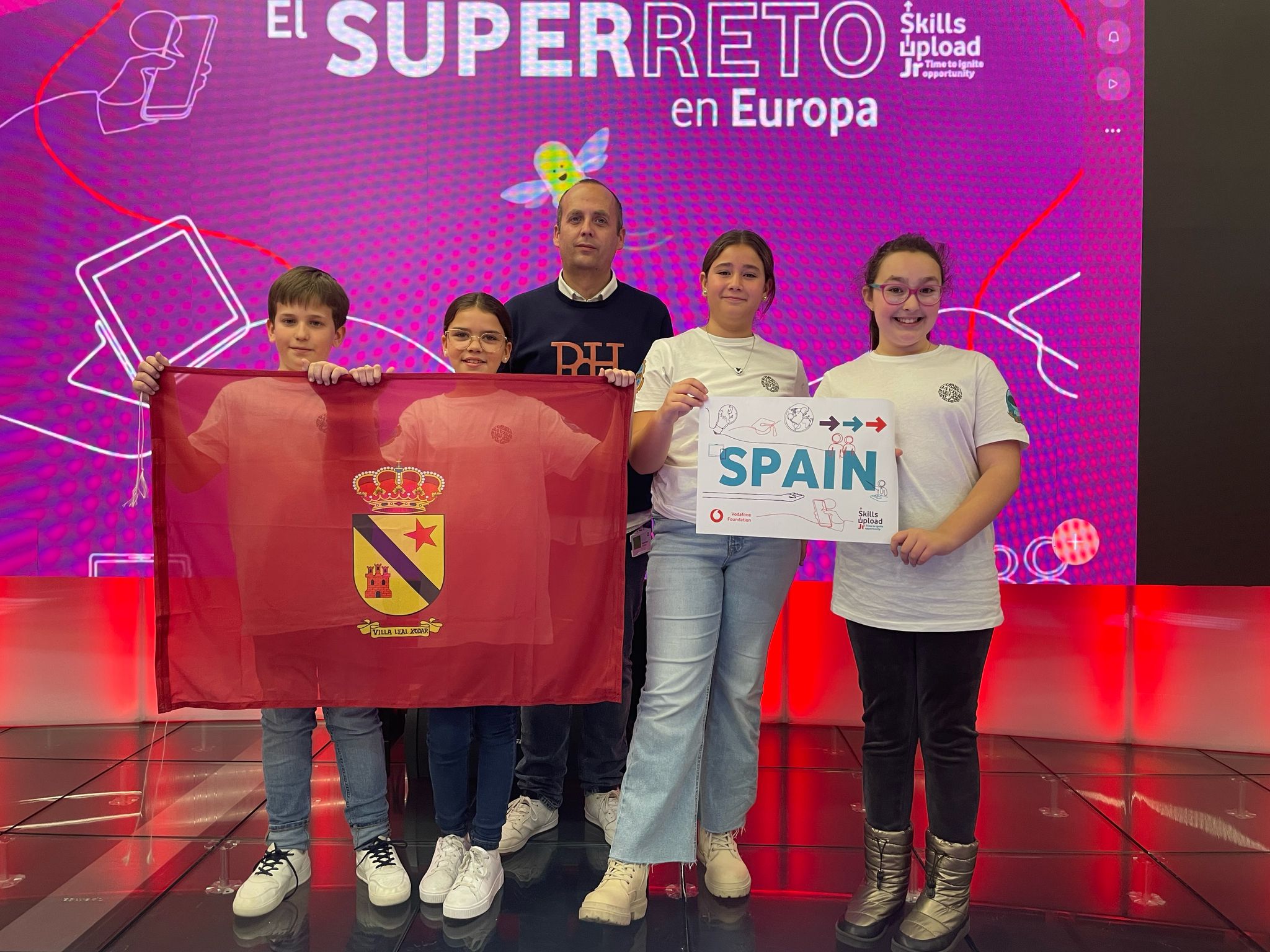 Alumno, alumnas y profesor del C.E.I.Pr. &#039;General Fresneda&#039; con la bandera de Jódar