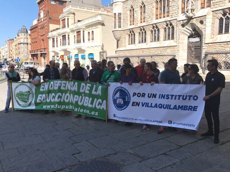 Miembros de la Plataforma por un Instituto se han concentrado ante la Diputación antes del pleno