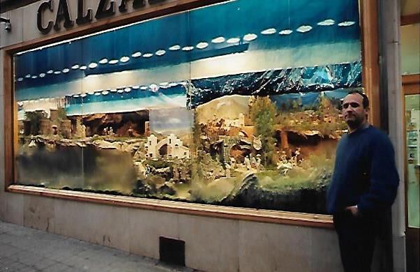 Aurelio, hace años, posando con el Belén de Calzados Velasco