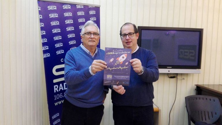 El bodeguero Luis Pérez y Eugenio Camacho, director de Hoy por Hoy Jerez, con el cartel anunciador del tercer aniversario de Ser Emprendedores