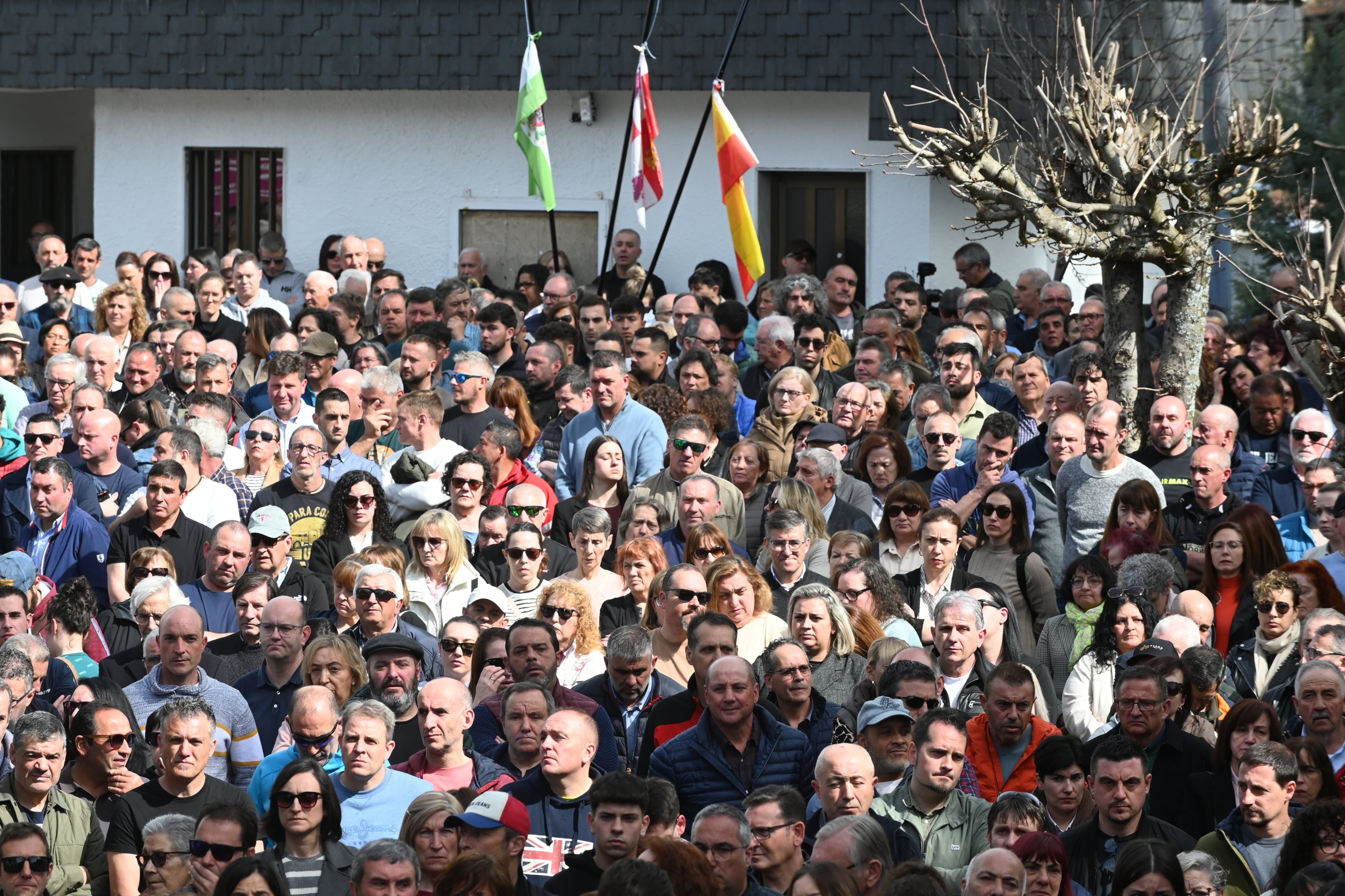 VILLABLINO (LEÓN), 02/04/2025.-Familiares, allegados y vecinos asisten al funeral por los mineros fallecidos el pasado lunes en Degana (Asturias), este miércoles en Villablino (León) . EFE/J.Casares