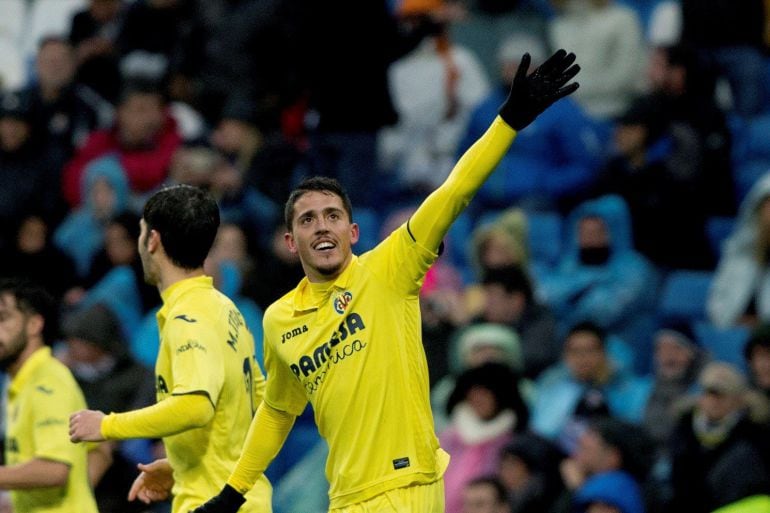  El centrocampista del Villarreal Pablo Fornals (d) celebra el primer gol de su equipo ante el Real Madrid en partido de liga que se disputa esta tarde en el estadio Santiago Bernabéu.