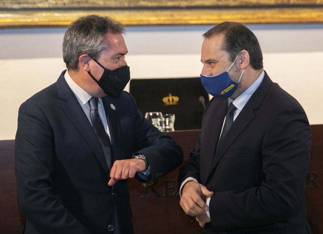 El ministro de Transportes, Movilidad y Agenda Urbana, José Luis Ábalos (d), y el alcalde de Sevilla, Juan Espadas (i), en una foto de archivo.