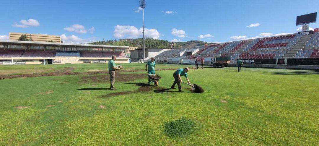 Los daños causados en el césped por los conciertos de San Julián 2021 obligaron a realizar labores de replantado