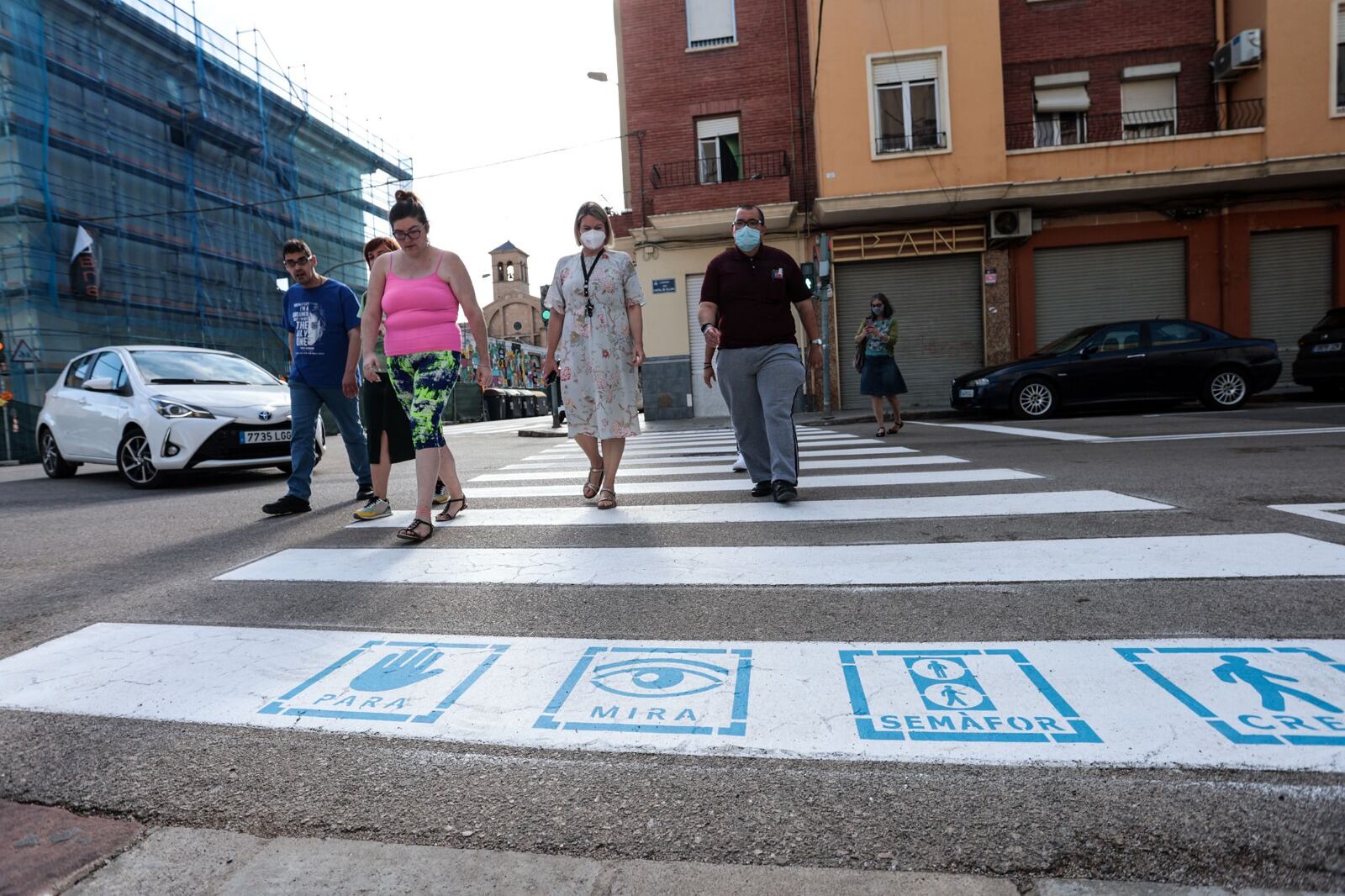 València pinta pictogramas en 44 pasos de peatones de La Torre para las personas con autismo