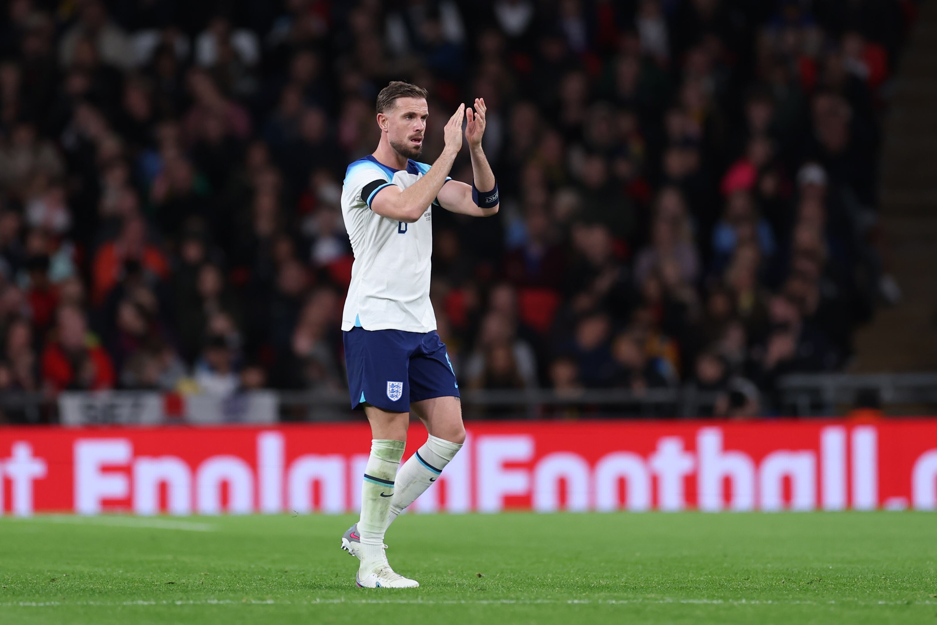 Jordan Henderson aplaude a las gradas de Wembley en el momento en el que es abucheado