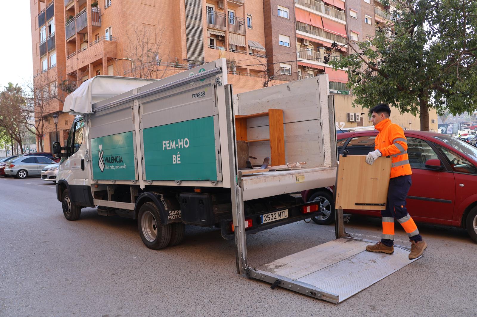 València inicia una campaña que prevé multas contra el abandono de muebles, enseres y basura fuera de los contenedores