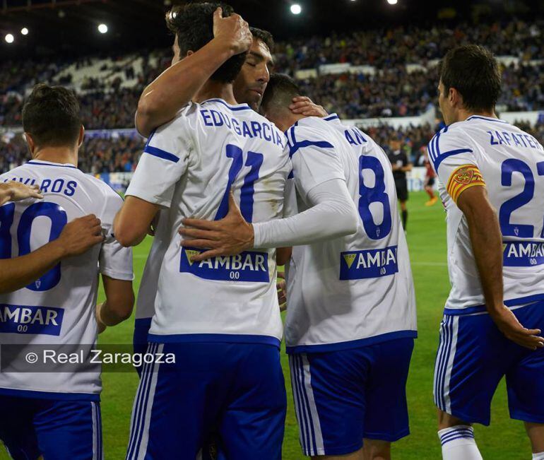 Los futbolistas del Real Zaragoza celebran el segundo gol marcado al Mirandés