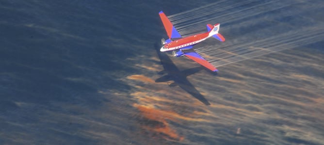 Fotografía de archivo tomada el 5 de mayo de 2012 que muestra un Basler BT-67 esparciendo dispersante sobre el vertido de crudo de la plataforma petrolífera de BP en el Golfo de México.