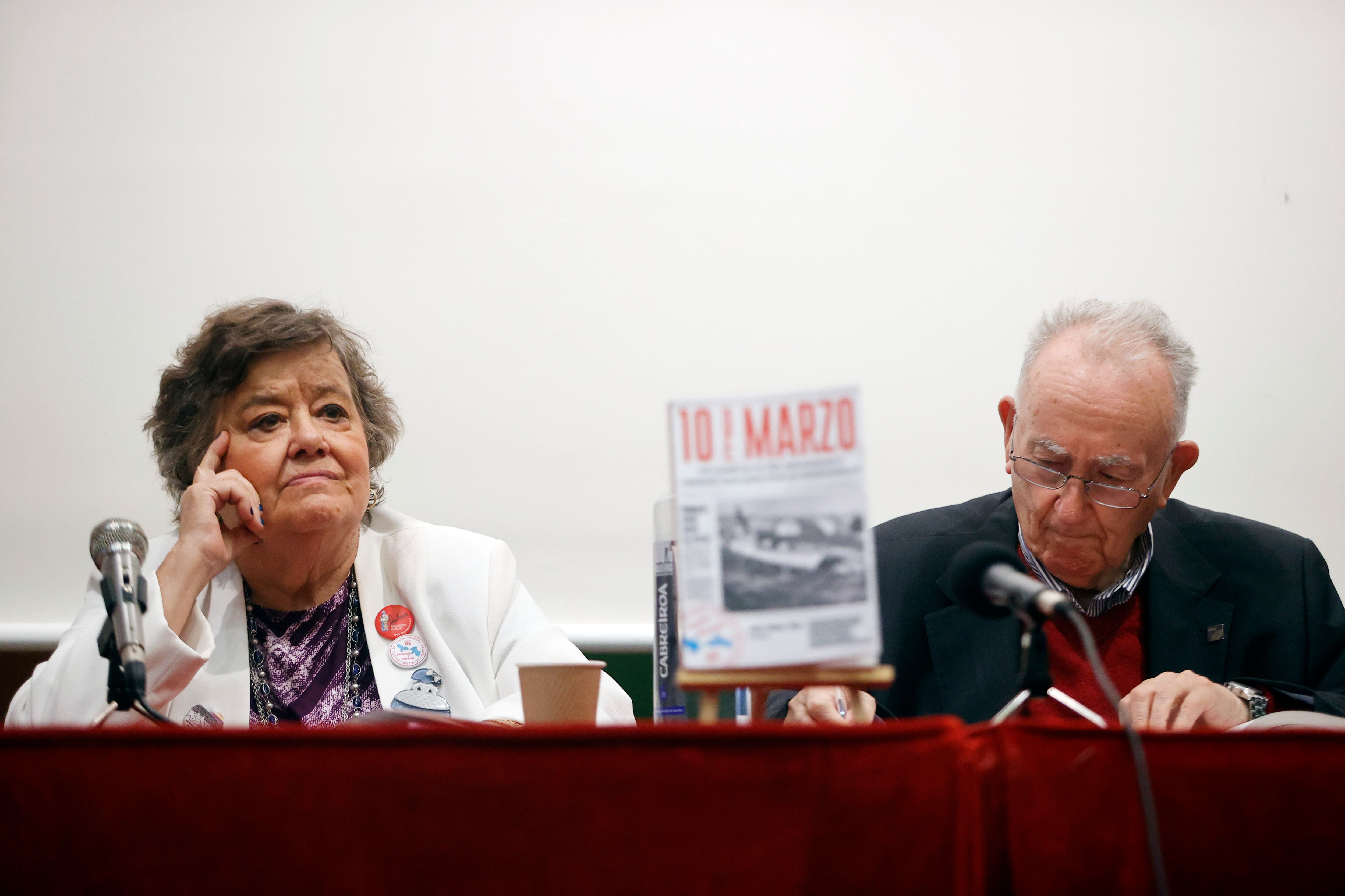 FERROL, 22/06/2022.- La abogada Cristina Almeida, acompañada por el poeta Xesús Alonso Monter, durante la presentación de un libro sobre los sucesos del 10 de Marzo de 1972 en Ferrol tras los cuales defendió ante el régimen franquista a varios dirigentes sindicales de la comarca. EFE/kiko delgado
