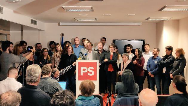 Els candidats del PS a la seu del partit valorant els resultats electorals que els concedeix set consellers generals.