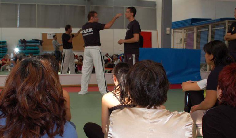 Un año más Eladio Sánchez, entrenador nacional de Jiu Jitsu y Defensa Personal, imparte altruistamente este taller para ofrecer más seguridad a las mujeres