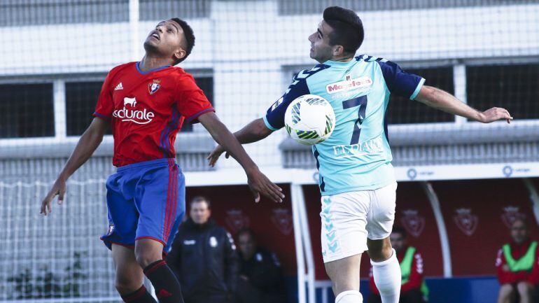 Óscar Fernández disputa un balón con un rival