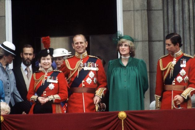 El duque de Edimburgo junto a la reina y los príncipes Carlos y Diana de Gales, embarazada