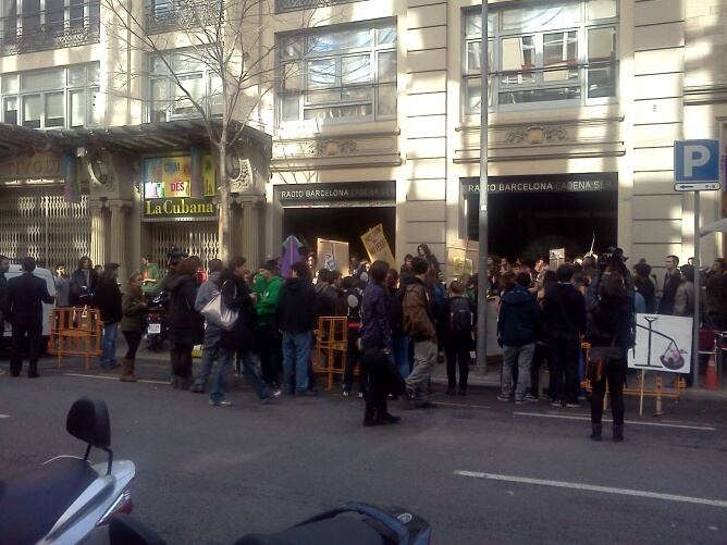 Els estudiants, a les portes de Ràdio Barcelona