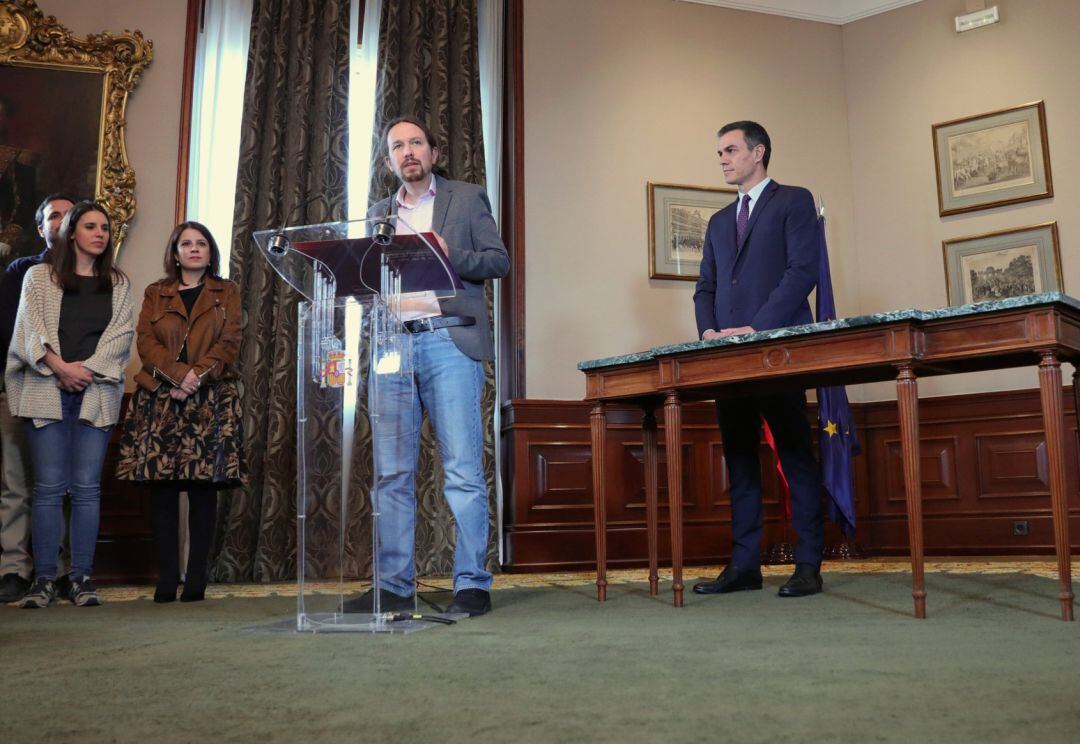 El líder de Podemos, Pablo Iglesias, con el presidente del Gobierno en funciones, Pedro Sánchez 