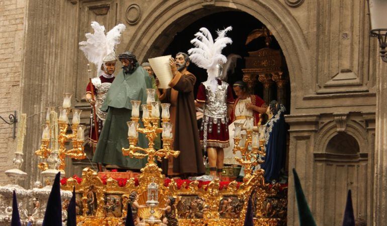 El Señor de la Sentencia de la Hermandad de La Macarena, cubierto por un capote impermeable en la mañana del Viernes Santo de 2013