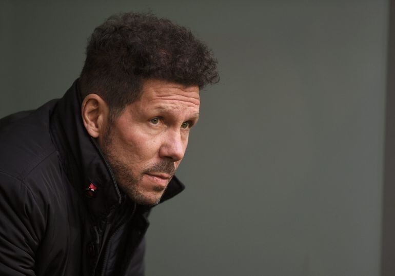 Athletic Bilbao v Atletico Madrid - Spanish La Liga Santander - San Mames stadium, Bilbao, Spain - 22/01/17 Atletico Madrid&#039;s coach Diego &quot;Cholo&quot; Simeone sits in the bench before the match. REUTERS/Eloy Alonso