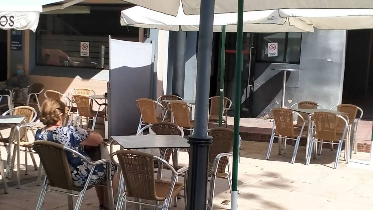 La Junta prohíbe consumir en barras y cierra los establecimientos hosteleros a la una y media de la madrugada