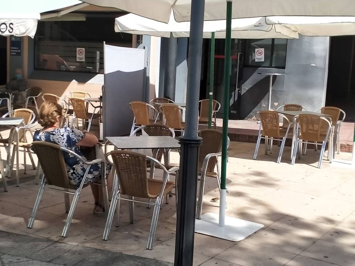 La Junta prohíbe consumir en barras y cierra los establecimientos hosteleros a la una y media de la madrugada