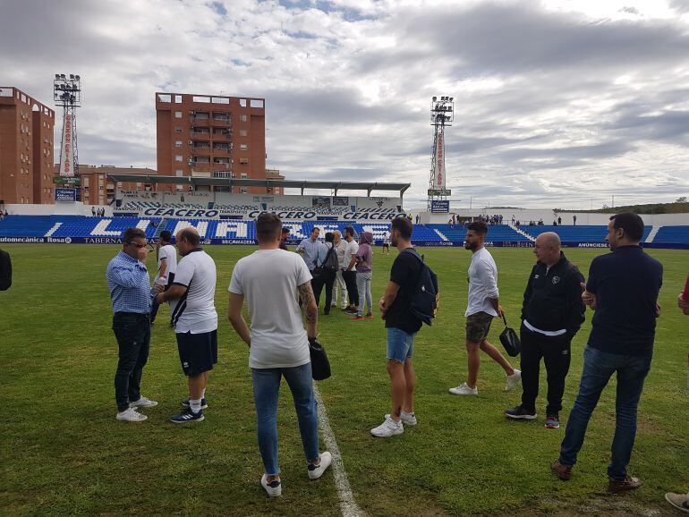 Jugadores, cuerpo técnico y directiva aguardan la suspensión del partido