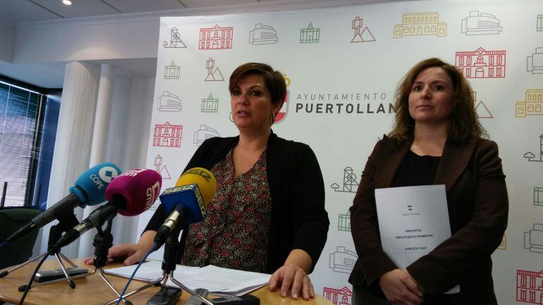 Maite Fernández y la concejal de hacienda, Lidia Molina, presentando el proyecto de presupuestos