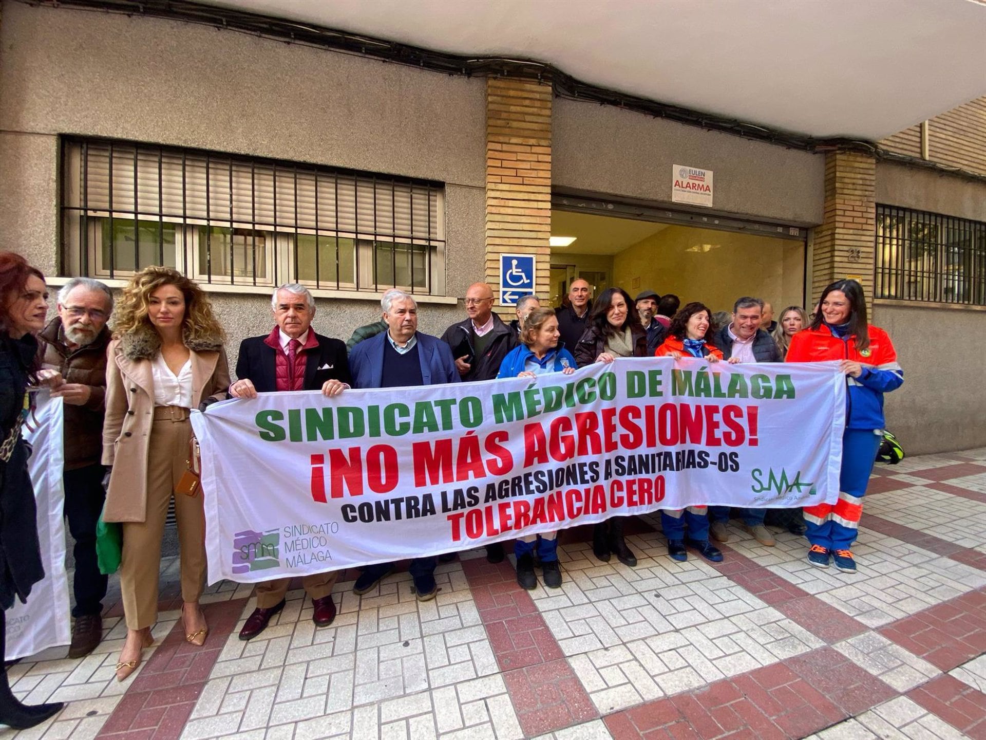 El Sindicato Médico de Málaga ha protagonizado una concentración de protesta ante las puertas del centro de salud Trinidad Jesús Cautivo