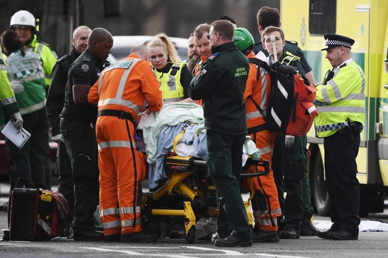 Personal de Emergencias atiende a uno de los heridos en el puente de Westminster