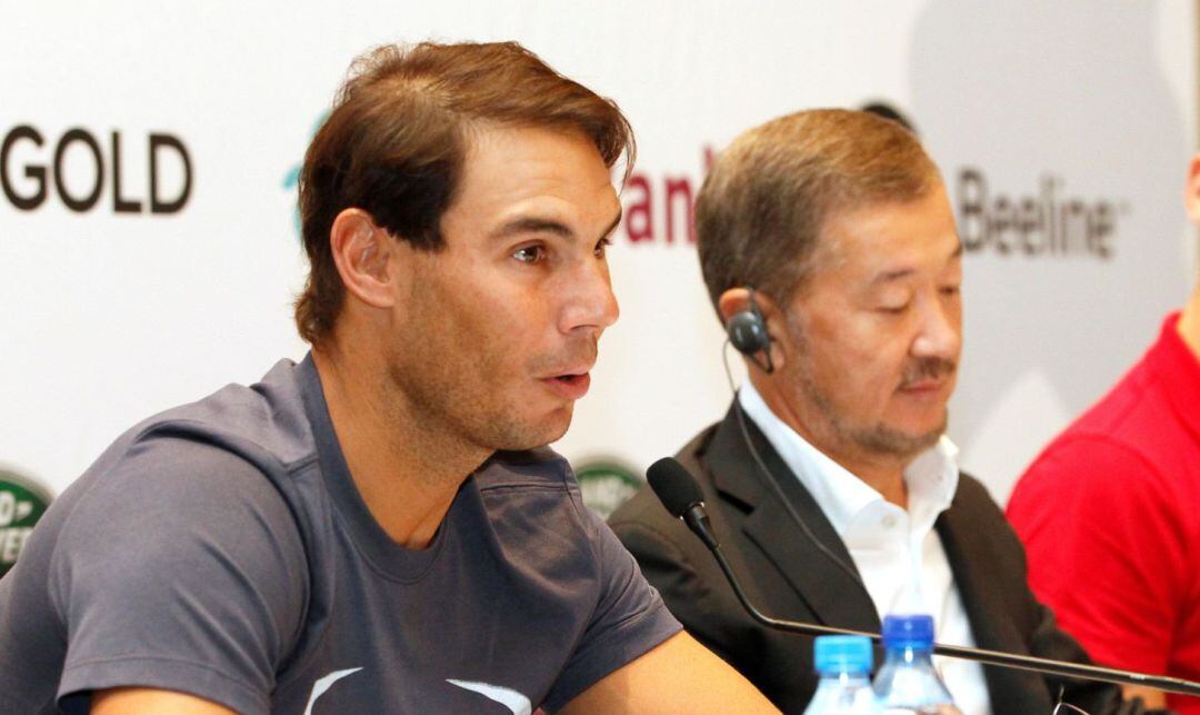 Los tenistas español Rafael Nadal, el serbio Novak Djokovic y el empresario kazajo Bulat Utemuratov dan una rueda de prensa, este jueves, en un hotel de Nur-Sultán 