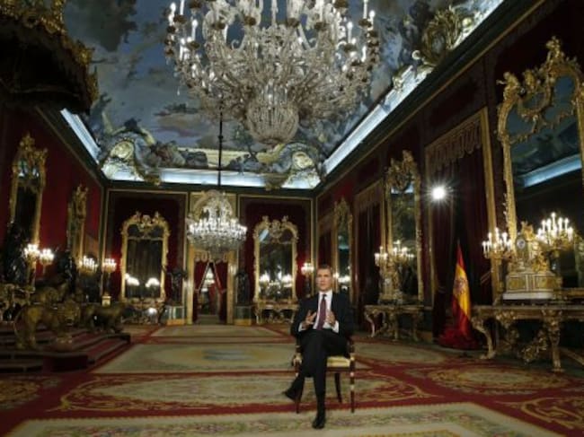 *EMBARGADA HASTA LAS 21:15 HORA ESPAÑOLA (20:15 GMT)* GRA064. MADRID, 24/12/2015.- El rey Felipe VI se dirige a los españoles en su segundo mensaje de Navidad, en el que expresa a todos los ciudadanos sus convicciones, deseos y compromisos para el nuevo año. Este año el monarca ha grabado su discurso en el salón del Trono del Palacio Real, en Madrid. EFE/Angel Díaz ***POOL***