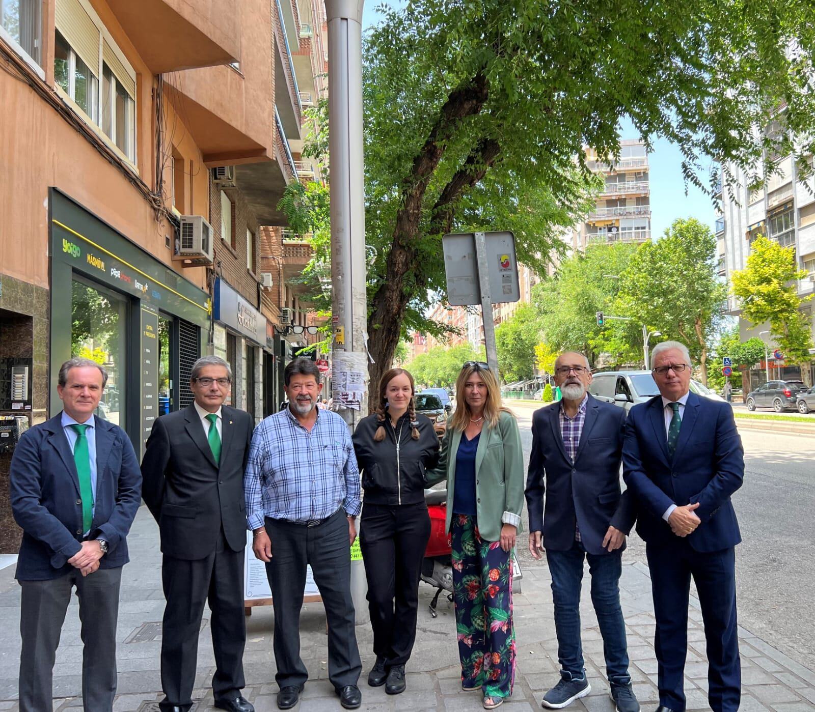 El presidente de la Asociación Comercial y Empresarial de la Avenida de Andalucía (Gran Eje), Antonio Villena y el Director de Sucursales y Recursos de Caja Rural, Juan Gallego, junto a otros miembros de la asociación.