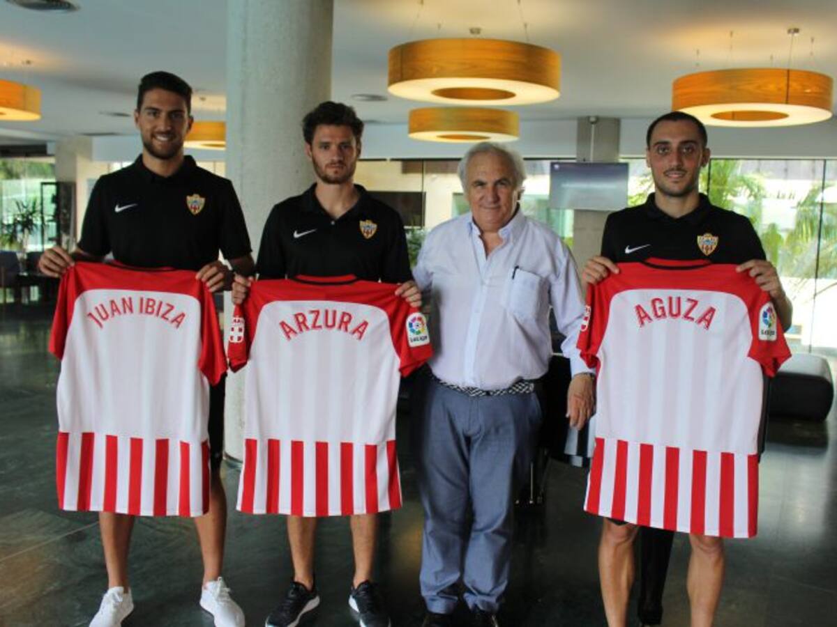 Alfonso da una mano de pintura a la plantilla de Fran