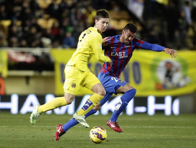 GRA391. VILLARREAL. 24/01/2015.- El centrocampista del Levante Víctor Camarasa (d) lucha el balón con el argentino Luciano Vietto, del Villarreal, durante el partido de la vigésima jornada de Liga en Primera División que se disputa esta noche en el estadio de El Madrigal, en Villarreal. EFE/Domenech Castelló