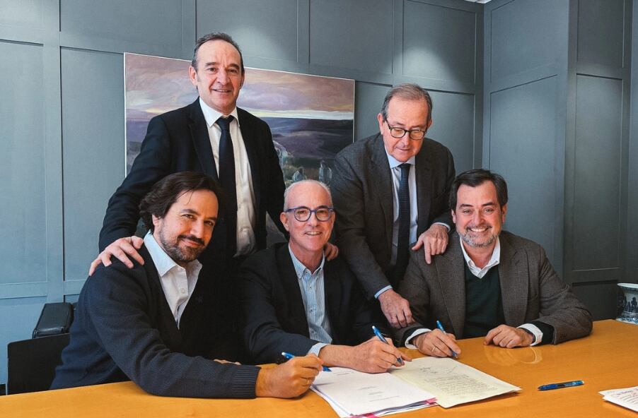 Firma del acuerdo de los Grupos Costa y Arqa para la compra de la SD Huesca a la Fundación Alcoraz