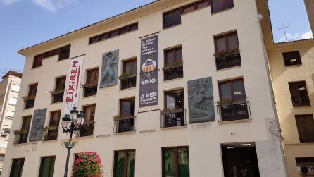 El Ayuntamiento ha colgado una pancarta de ánimo al C.D.Castellón en la fachada del nuevo consistorio