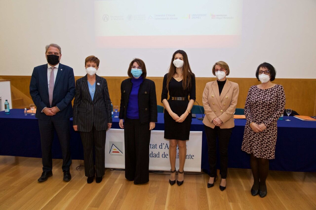 Amparo Navarro, rectora de la Universidad de Alicante, junto a la consellera de Universidades, Carolina Pascual y rectores de las universidades públicas valencianas