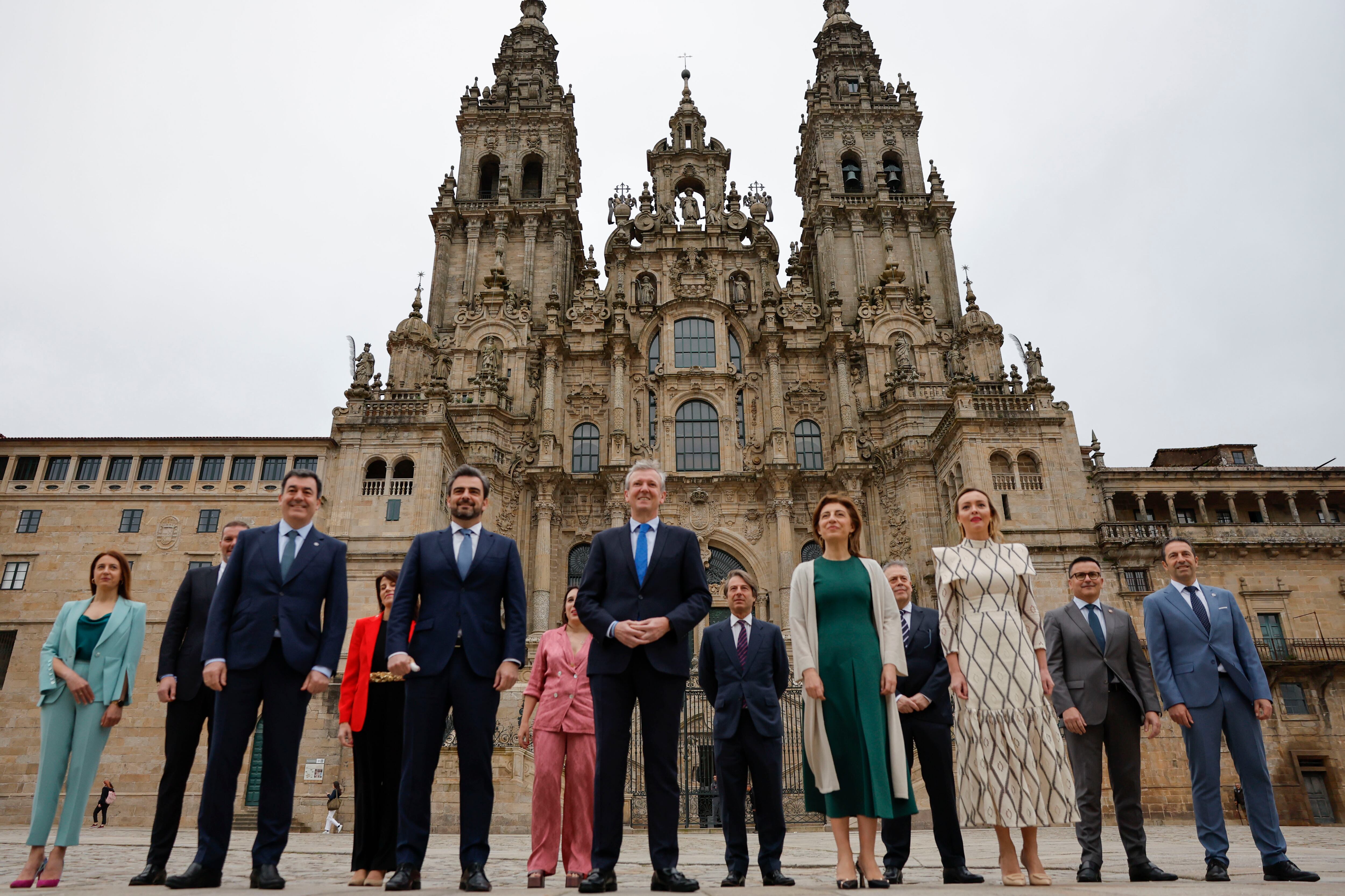 SANTIAGO DE COMPOSTELA, 15/04/2024.- El presidente de la Xunta, Alfonso Rueda, posa para los medios con su nuevo equipo de gobierno antes de la toma de posesión de sus cargos, este lunes en Santiago. EFE/Lavandeira jr.