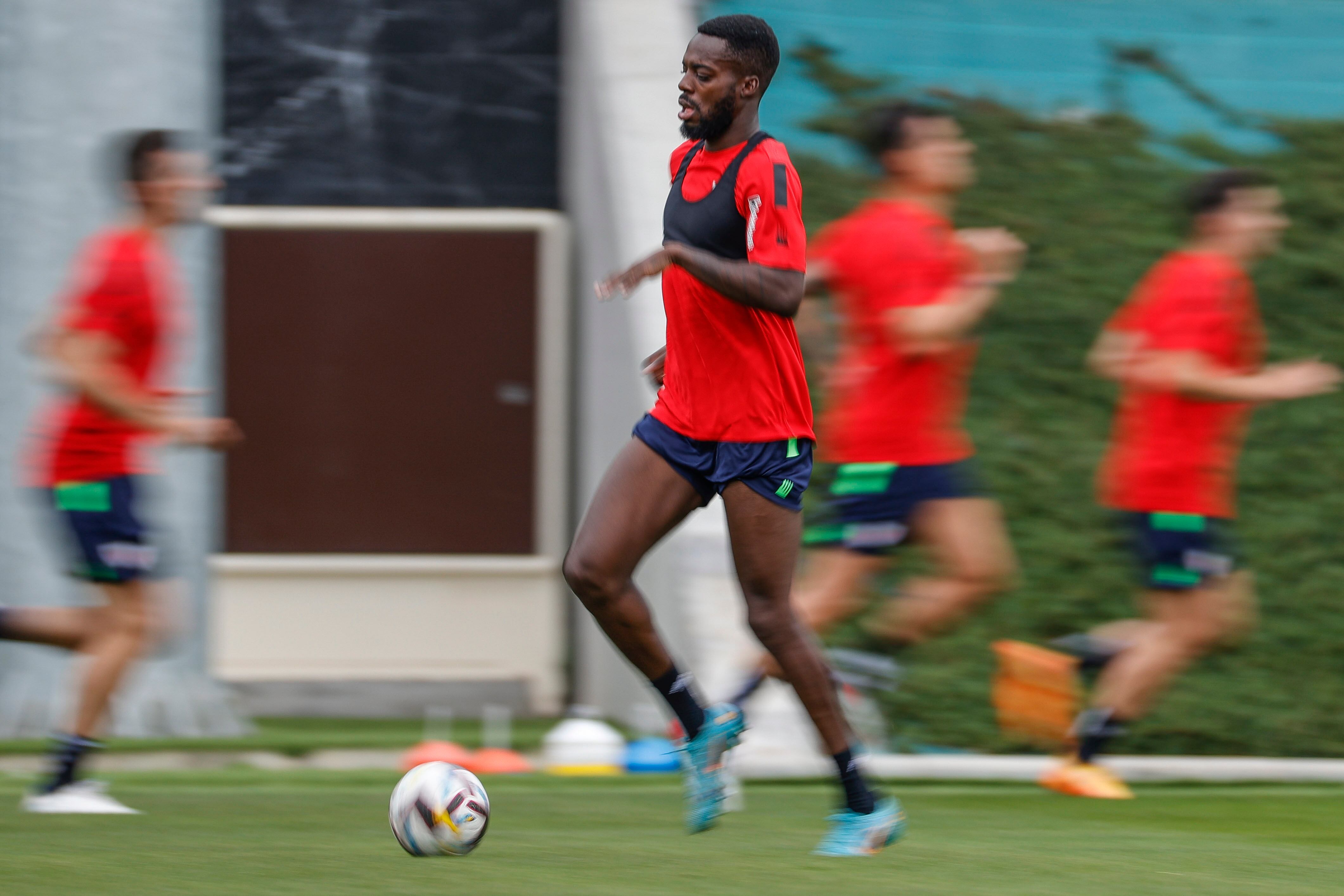 GRAFCAV7090. LEZAMA (BIZKAIA), 04/07/2022.- Iñaki Williams golpea un balón durante el primer entrenamiento de la temporada que el Athletic de Bilbao ha celebrado este lunes en sus instalaciones de Lezama (Bizkaia). EFE/Miguel Toña
