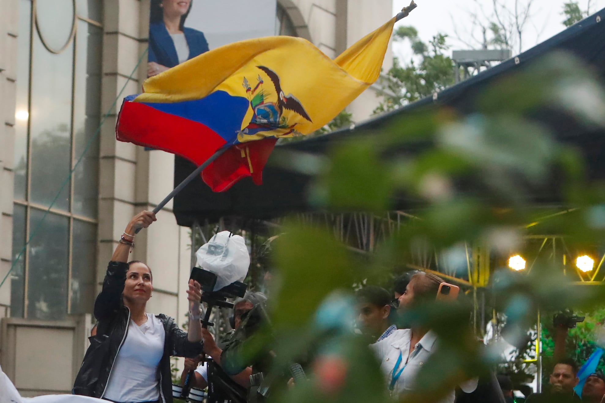 La candidata a la Presidencia de Ecuador por el partido Movimiento Revolución Ciudadana, Luisa González, ondea una bandera de Ecuador en su cierre de campaña en Guayaquil