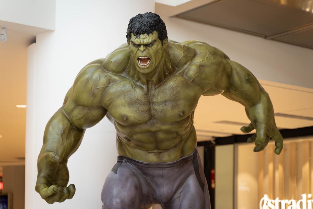 Los superhéroes llegan a Larios Centro en una exposición de figuras a tamaño real y réplicas