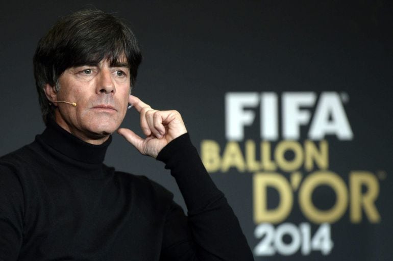 WB107. ZÚRICH (SUIZA), 12/01/2015.- El entrenador de la selección de fútbol de Alemania, Joachim Löw, nominado al Balón de Oro al mejor entrenador, ofrece una rueda de prensa antes de la gala de la FIFA que se celebra hoy en Zúrich, Suiza, el 12 de enero 