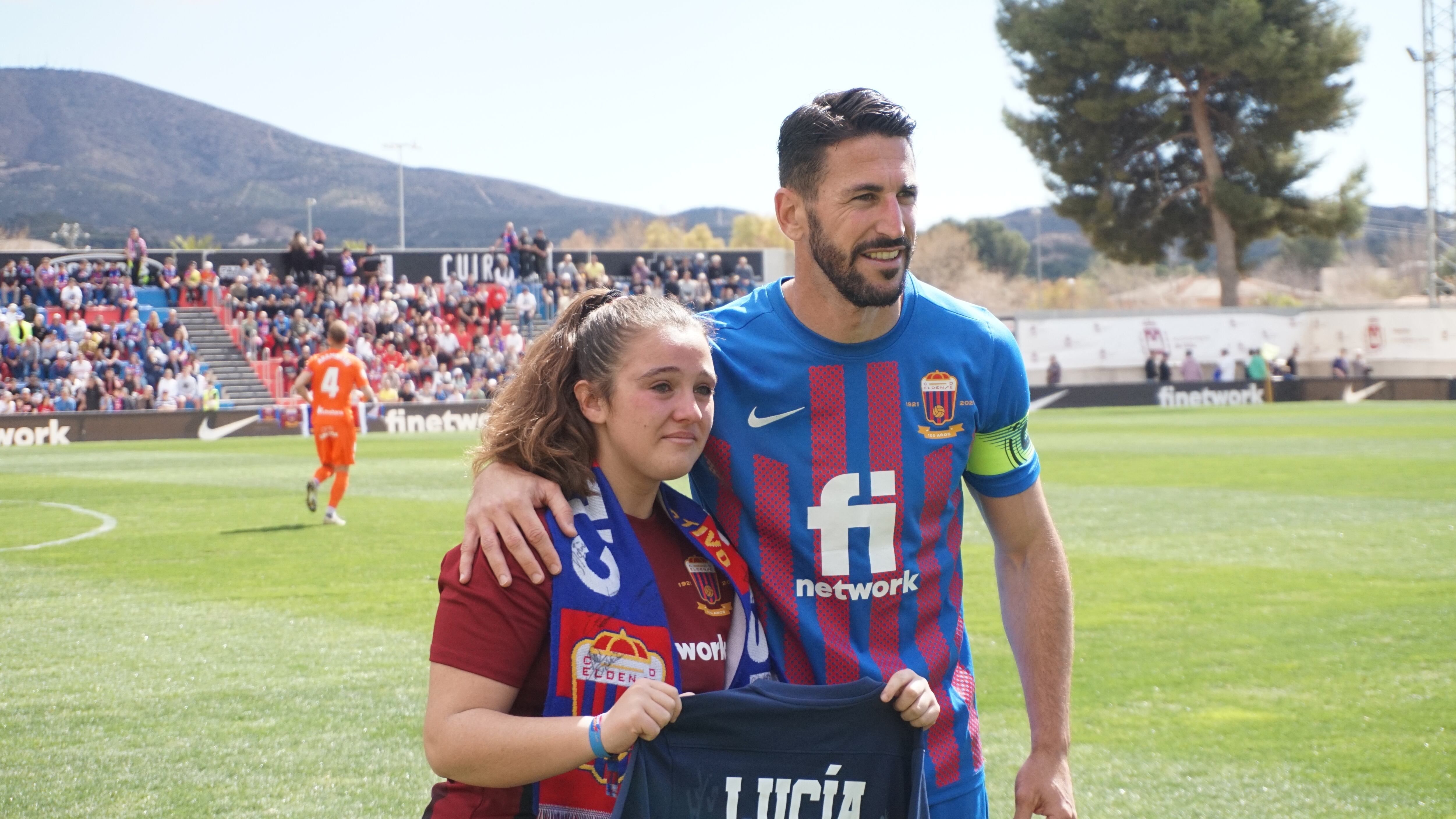 Lucía del Hoyo con el capitán del Eldense, Fernando Pajarero