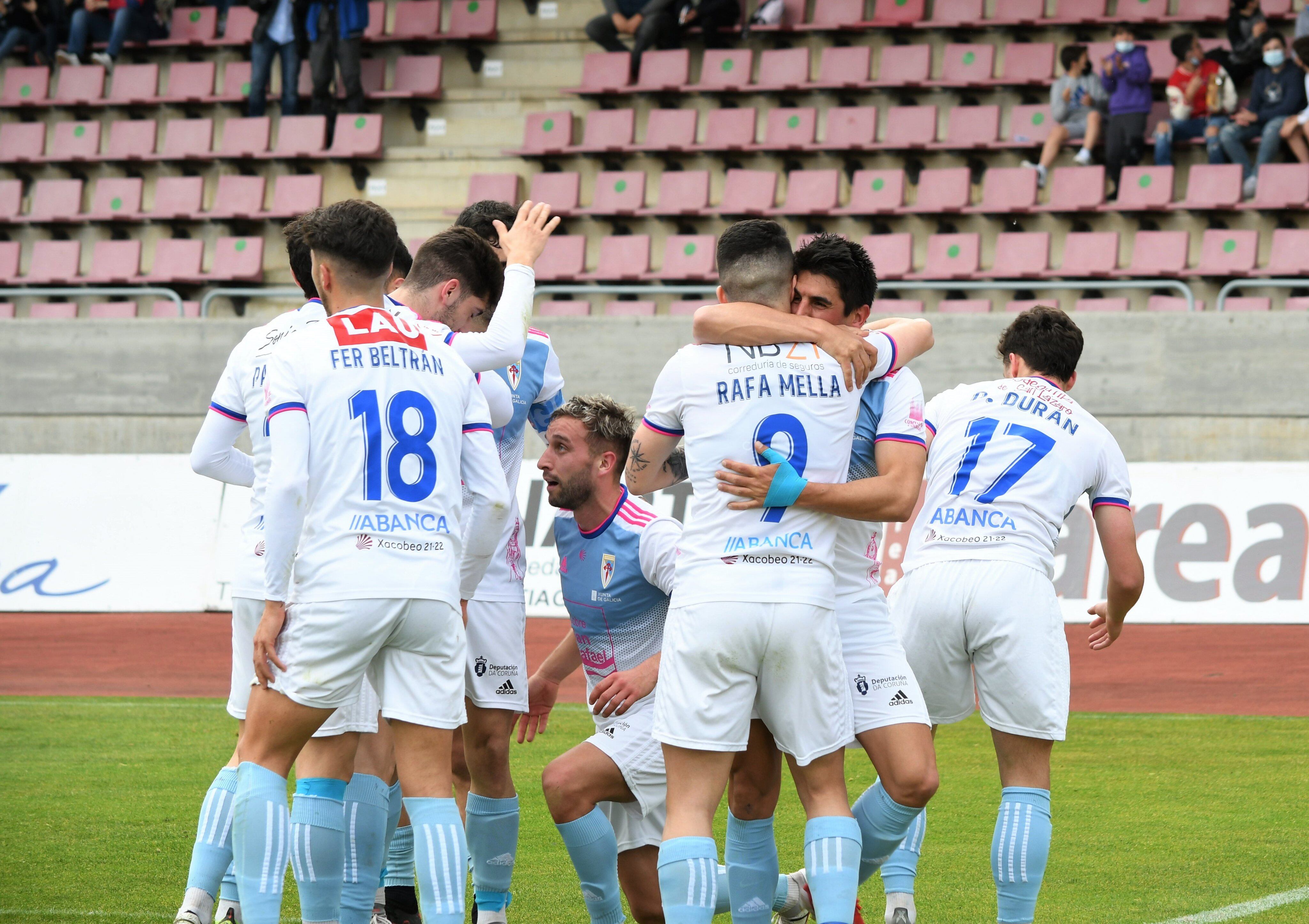 Los jugadores del Compos celebran el gol marcado por Jimmy al Coruxo