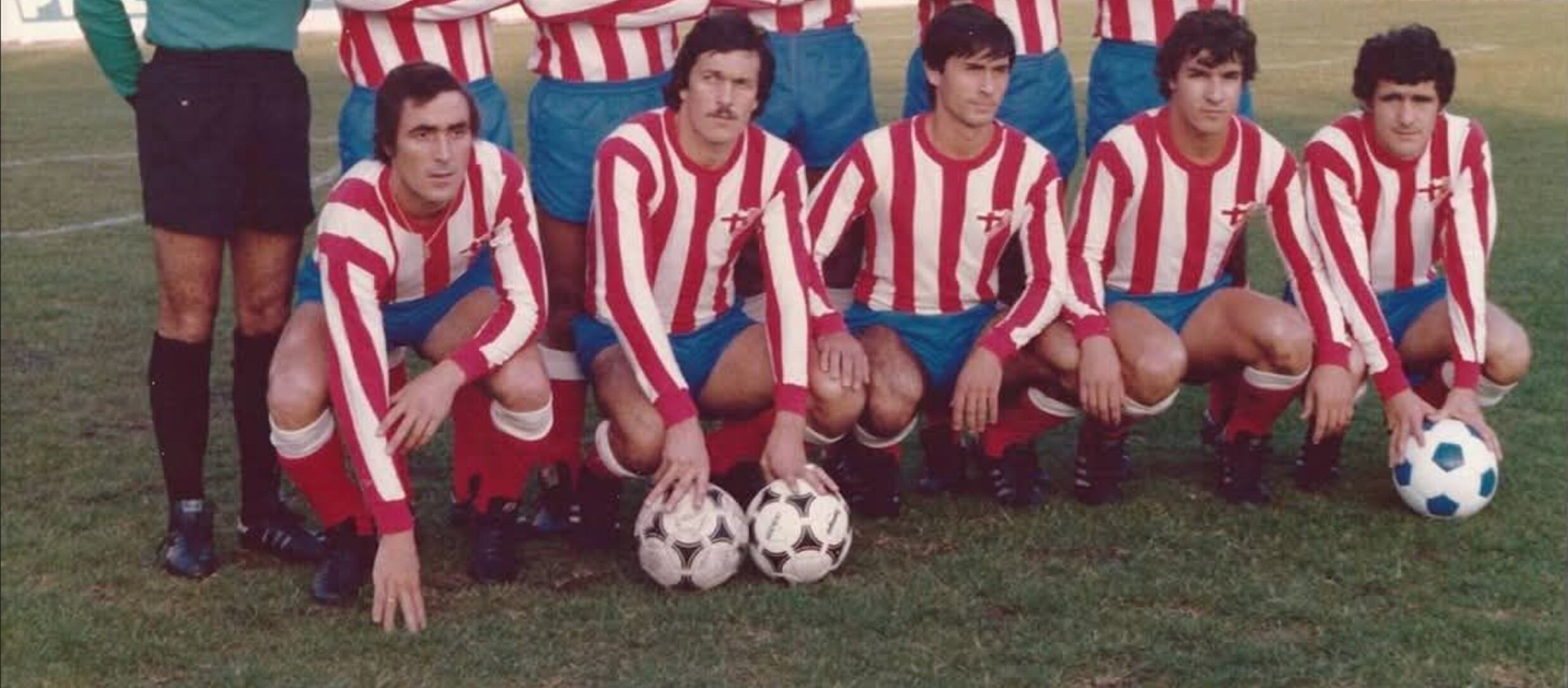 Serrán, el primero de izquierda a derecha con la A. D. Almería.