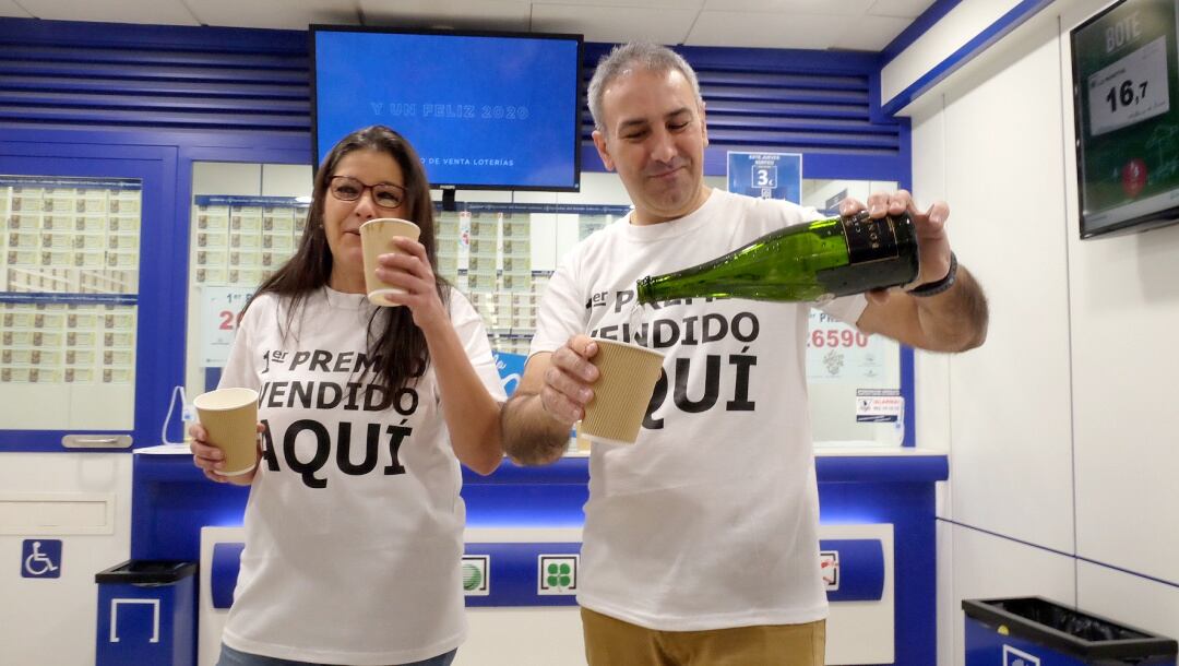 El Gordo de Navidad dejó 100 millones de euros en Salamanca, gracias a las 25 seríes del 26.590, vendidas en la Administración de loterías del centro comercial de Carrefour. En la imagen los loteros Mercedes Micó y Fernando Petisco