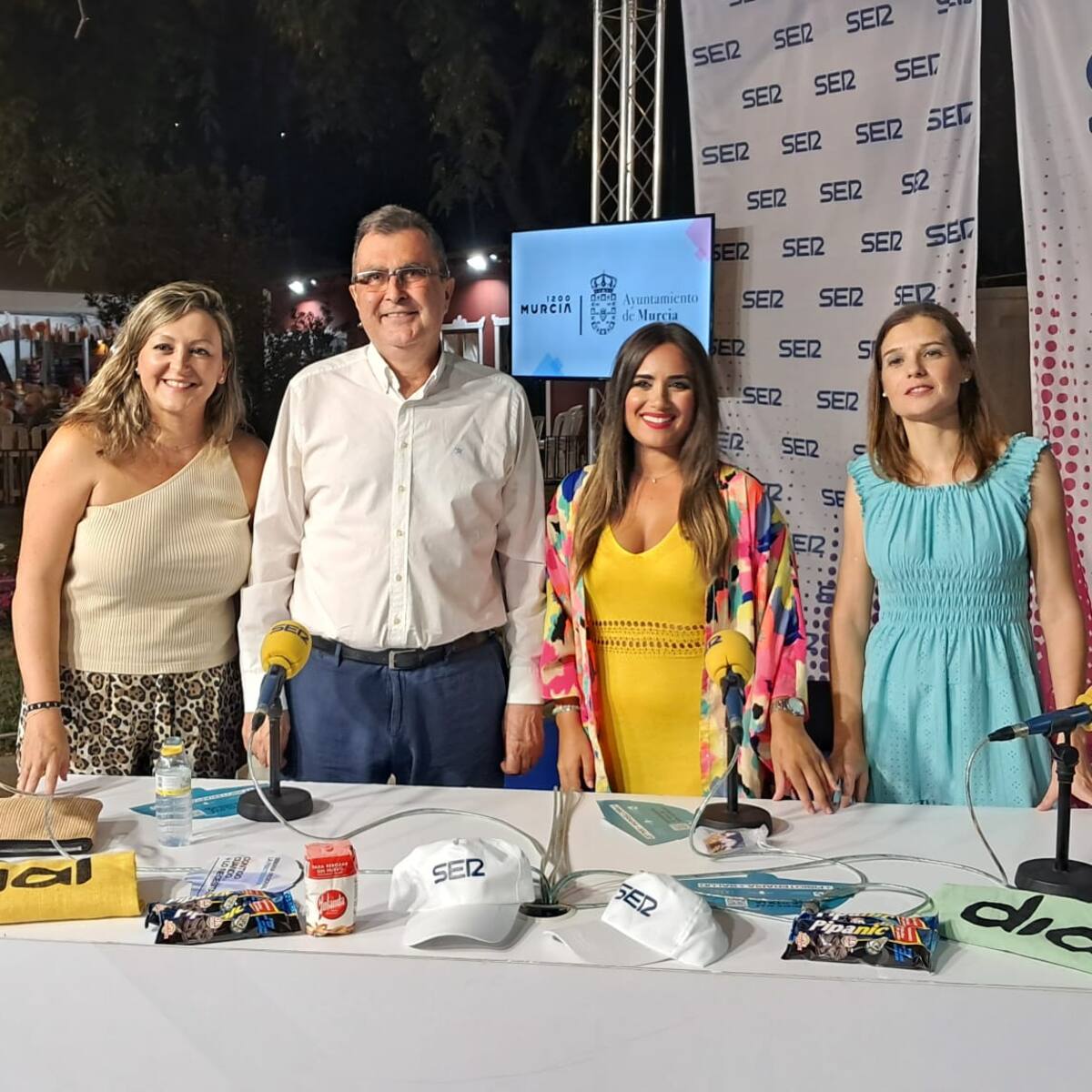 El alcalde Ballesta se pasea por los recuerdos y el presente de la Feria de Murcia en el Huerto de Radio Murcia